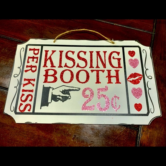Valentine’s Kissing Booth Sign - Picture 1 of 3